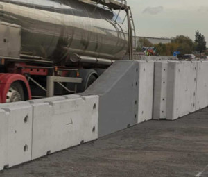 Storage truck driving past Multibloc and Maxibloc transition part